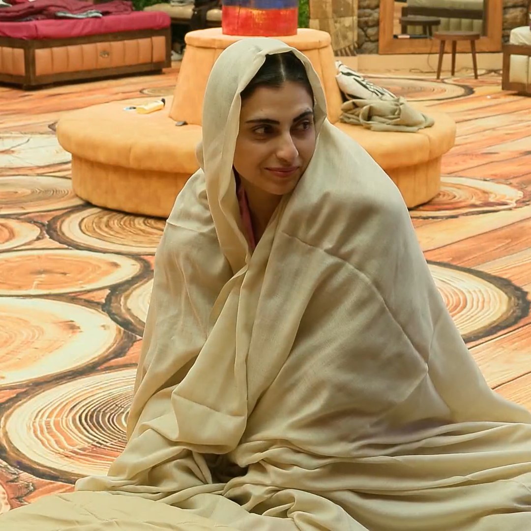 Rebelinmeee's tweet image. When she said “Ek blanket bhi lapet lu toh bhi acchi lagungi,” she meant every word of it 🫠🤌
#FarrhanaBhatt #BiggBoss19