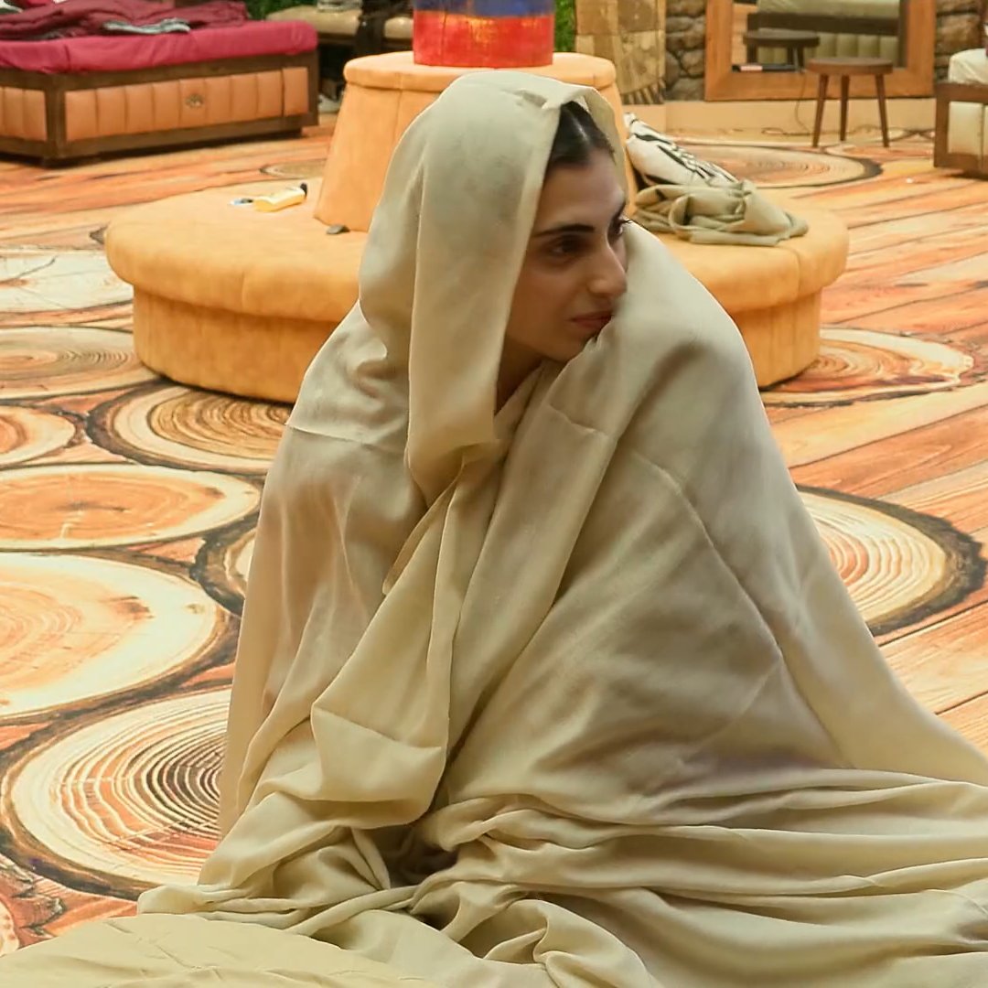 Rebelinmeee's tweet image. When she said “Ek blanket bhi lapet lu toh bhi acchi lagungi,” she meant every word of it 🫠🤌
#FarrhanaBhatt #BiggBoss19