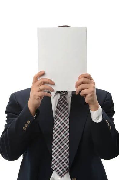 Darekbrzoza's tweet photo. Dla poszukujących partnera- opowieść z sieci👇
"Mam koleżankę, 34 lata, niezamężna, nigdy nie była w związku. Niska, okrąglutka, niezbyt atrakcyjna, pracuje na państwowej posadzie, niewiele zarabia, mieszka w akademiku, wykształcenie średnie. Przyjaźnimy się od 8 lat, a ona wciąż szuka sobie mężczyzny.
Ostatnio wpadła do nas na herbatę i – jak zwykle – mówiła o tym, jak bardzo nam zazdrości, że chce mieć rodzinę, męża, dzieci i potrzebuje jakiejś stabilizacji. Że lata lecą, a ona ani młodnieje, ani pięknieje, a szczęścia brak. Błagała ze łzami w oczach o pomoc, o to, żeby z kimś ją poznać.
Mój mąż pracuje w warsztacie samochodowym, zapytałam go czy ma tam u siebie jakichś wolnych mężczyzn. Mąż powiedział, że jest taki jeden – blacharz, w wieku mojej przyjaciółki, samotny, pracowity, fajny gość. Postanowiliśmy z mężem doprowadzić do ich spotkania. Mąż pogadał z blacharzem – chłopak się ucieszył, zgodził się na spotkanie. Ja zaprosiłam przyjaciółkę, żeby jej opowiedzieć o chłopaku. Wymieniam wszystkie jego cechy, a moja przyjaciółka patrzy na mnie z irytacją i mówi:
- A na cholerę mi blacharz??? Nie chcę blacharza! Chcę kogoś solidnego: dyrektora jakiegoś, przystojnego, mądrego, bogatego, hojnego.
Szczęka mi opadła. Chciałam ją zapytać:
- A na co przystojnemu, mądremu, samotnemu, bogatemu dyrektorowi niemłoda, nie specjalnie ładna, niebogata i niewykształcona ty?
Nie spytałam, przemilczałam, nie chciałam jej obrazić.
Tymczasem chłopak czekał na spotkanie, postanowiliśmy zatem z mężem umówić go z inną moją koleżanką – zwykłą kobietą, 30 lat, średniej budowy, dość ładną. Koleżanka spotyka się z blacharzem. Po spotkaniu jest nim zachwycona i czeka na drugą randkę. Blacharz natomiast mówi do mojego męża:
- Nie mój typ. Modelka to ona nie jest. Ja lubię wysokie dziewczyny, muszą mieć wspaniałe ciało, jędrne piersi, piękną twarz i drogie ciuchy.
Troje ludzi, z których każde mogłoby już dawno mieć szczęśliwą rodzinę, wciąż tkwi w poszukiwaniu idealnego partnera, marnując swoje najlepsze lata. Ci sami ludzie przychodzą do nas i zazdroszczą nam rodziny, dzieci, ciepła, choć ja nie jestem modelką, a mój mąż nie jest dyrektorem. Po prostu kochamy nawzajem siebie, a nie etykietki.
Jednym słowem, kochani, samotni i poszukujący – przestańcie żyć iluzjami i wypatrywać księcia lub księżniczki. Rozejrzyjcie się wokół, być może otaczają was wspaniali ludzie o przeciętnej powierzchowności i skromnych dochodach.
Spójrzcie też czasem na siebie i spróbujcie odpowiedzieć na pytanie: „czy JA spełniam swoje własne oczekiwania?”
Dla kobiet mała rada: „chcesz być żoną generała – wyjdź za mąż za porucznika”.
Dla mężczyzn mała rada: „piękno ciała przeminie, piękno duszy – pozostanie”. 
z Net
za Ryszard Piotr