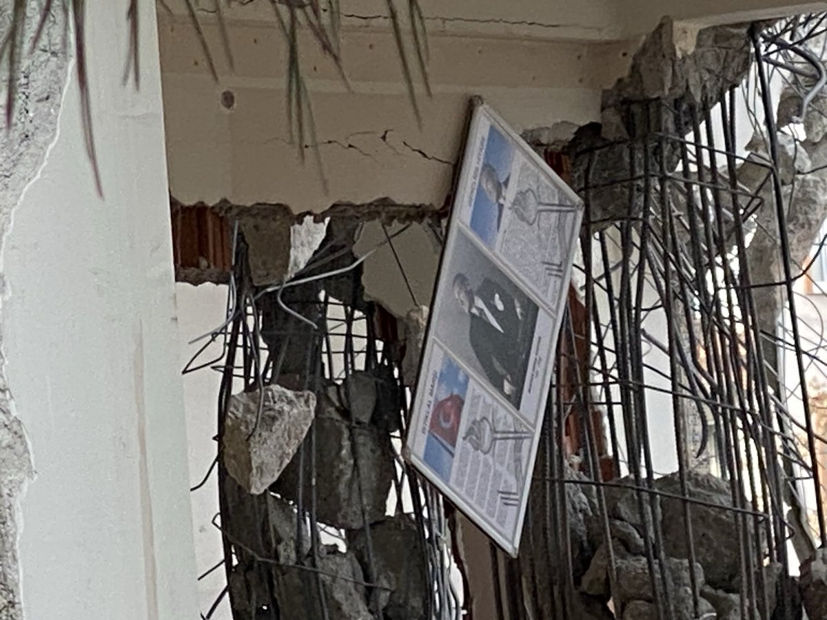 Sayın <a href="/mudanyakymkligi/">Mudanya Kaymakamlığı</a> <a href="/ayhanterzi37/">Ayhan Terzi®</a> <a href="/MudanyaBel/">Mudanya Belediyesi</a> <a href="/denizdalgic/">Deniz Dalgıç</a> ; Depreme dayanıksızlığı gerekçesiyle boşaltılan ve yaklaşık 2 sene sonra yıkımına başlanan Hatice-İsmail Hakkı Kayan Ortaokulu’nun içerisinde kullanılabilir durumda olduğu görülen demirbaşların bazılarının maalesef