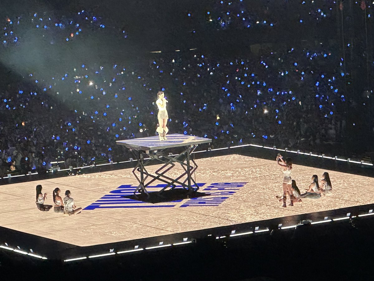 wooritw's tweet photo. 이 구도가 너무 웃겨……
쯔위와 언니들 https://t.co/bZ2xfRQ1QP