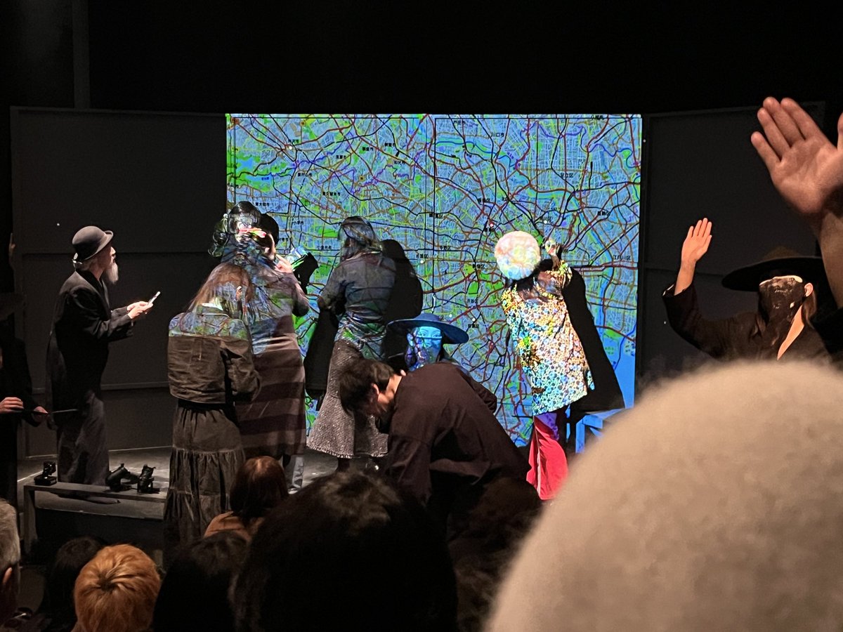 本日万有のレミング楽日。先週見た時よりさらに進化していた。
虚と実のせめぎ合い、いや虚と虚のせめぎ合いなのか？最後に投影された地図に客の住まいの場所にシールを貼らせるのは、我々も壁の上の虚の存在と思わせるためか。兎に角役者たちが格好良くて、面白かった。有意義で貴重な休日だった。