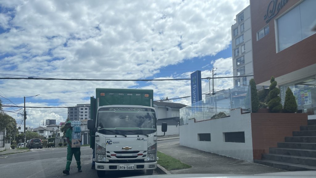 mlhidalgo's tweet image. No faltan los volantazos que invaden vía y parquean contravia 
@AMT_Quito