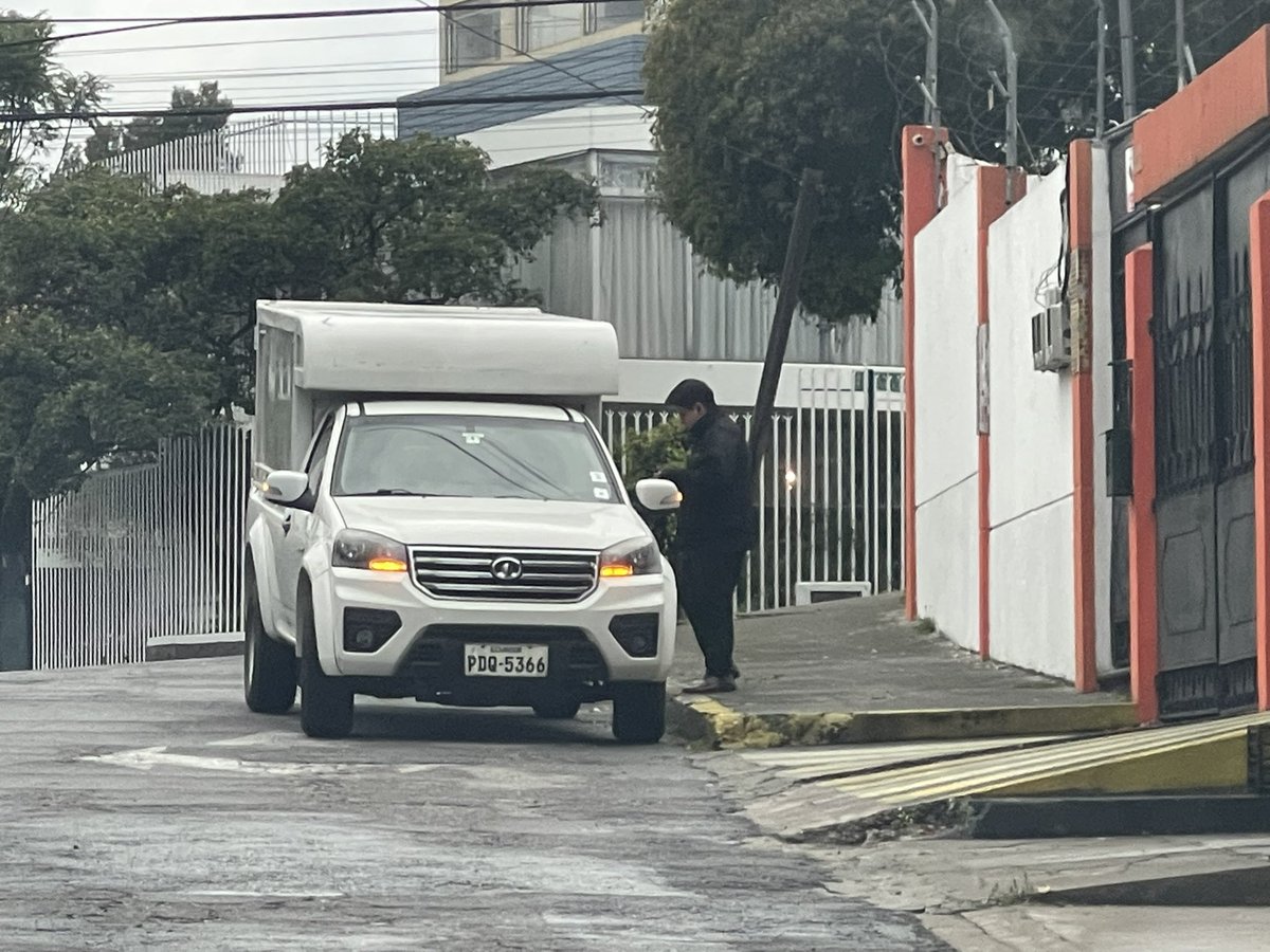 mlhidalgo's tweet image. No faltan los volantazos que invaden vía y parquean contravia 
@AMT_Quito