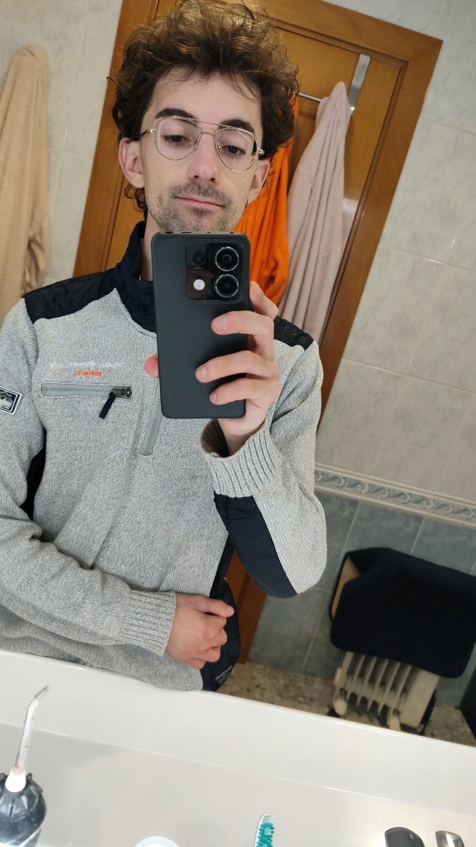 VilchezXavi's tweet image. Ser introvertido es irse de casa rural con los del trabajo y acabar más cansado que durante la semana😅😂