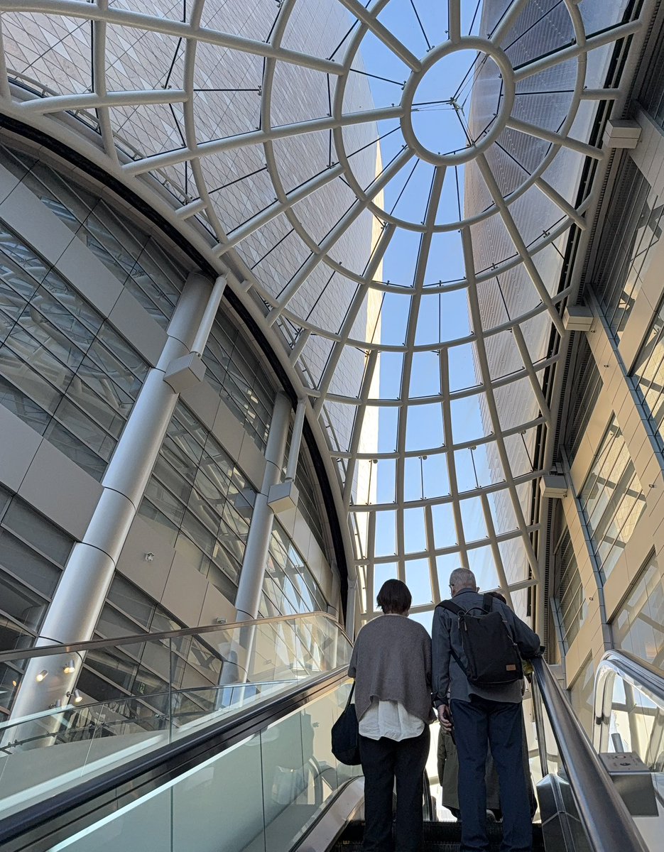 4f48kpMjSS8hjPt's tweet image. 25/11/23(日) 林部智史 CONCERT TOUR 2025
秋〜愛させてくれてありがとう〜NHK大阪ホール〜澄み切った青空ホール前の大阪城公園もイベントで大賑わい😍それに負けない会場内の賑わいその賑わいを静寂に変える不思議な林部さんの歌唱力💓円やかな音響💓揃った拍手💓とても纏まりのあるセミファイナル👍