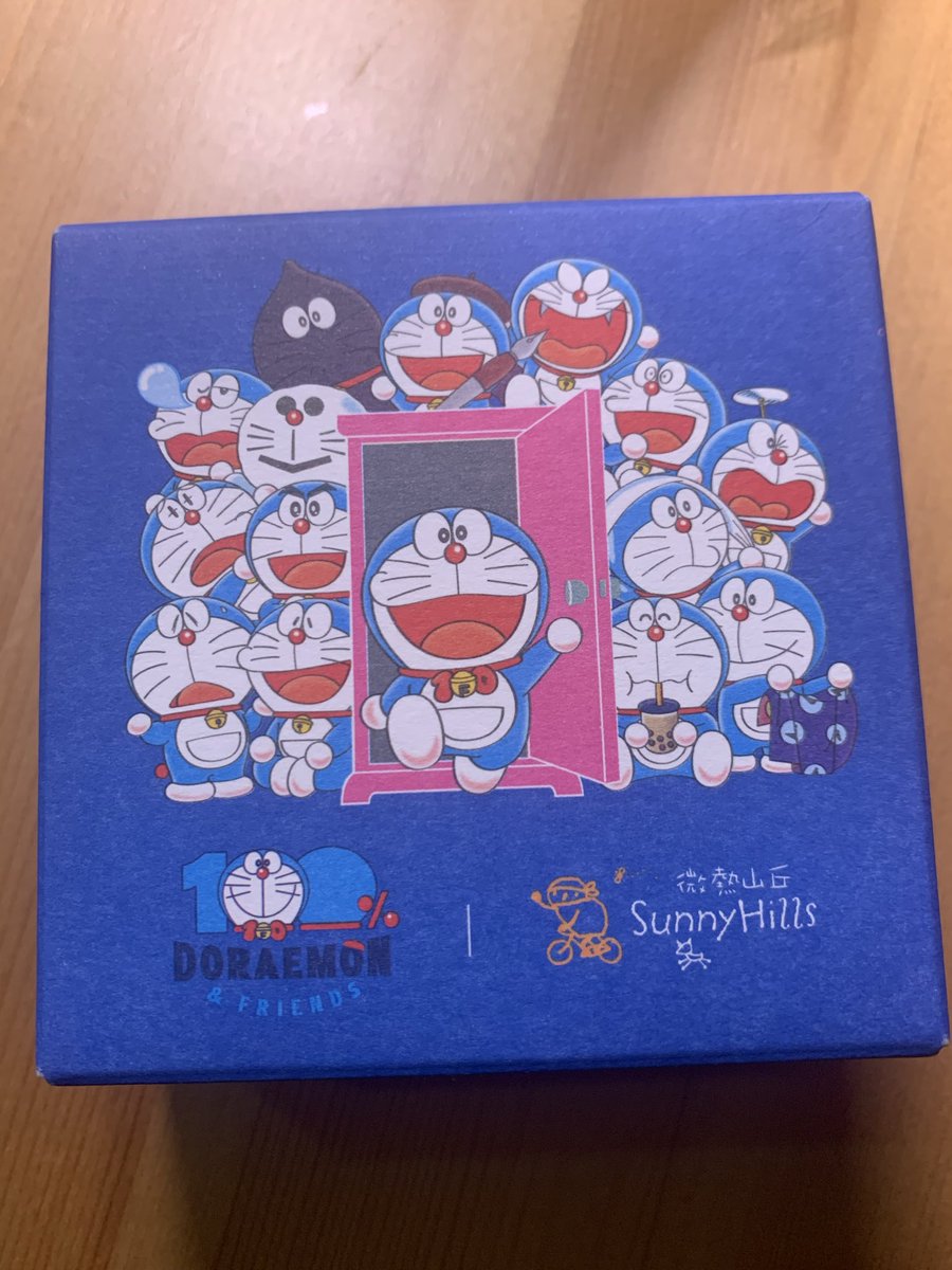 Toppy010260's tweet photo. パイナップルケーキで有名な台湾のスイーツブランド『SunnyHills サニーヒルズ』がドラえもんとコラボしてました。

バナナワッフルクッキーがドラえもんの型抜きクッキーでした😄 https://t.co/QVBB2EAeM0