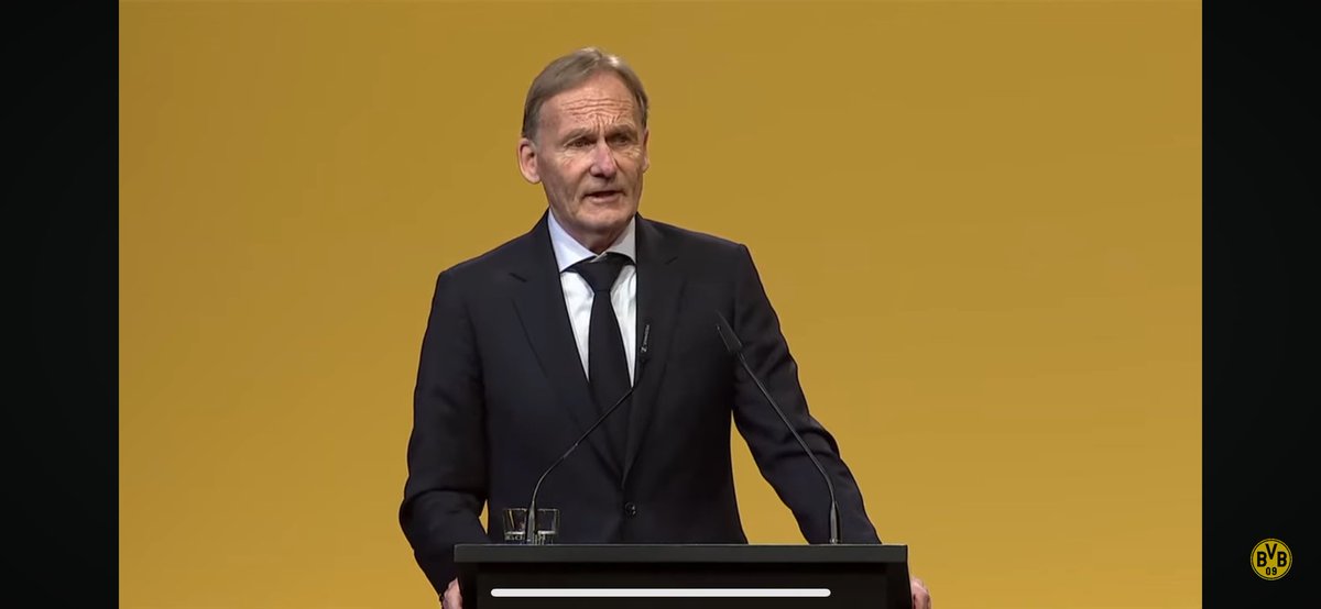 BVB_infos_1909's tweet photo. Was Aki Watzke hier wieder erzählt ist unfassbar. „Wir müssen WEITERHIN overperformen“ - „Wir haben zu wenig finanzielle Mittel für Titel“.

Wenn ich Schlotti wäre, dann würde ich sofort meinen Wechselwunsch hinterlegen! Wahnsinn, Unfassbar, ich bin sprachlos. 

#BVBMV #BVB https://t.co/DdyOklDDgn