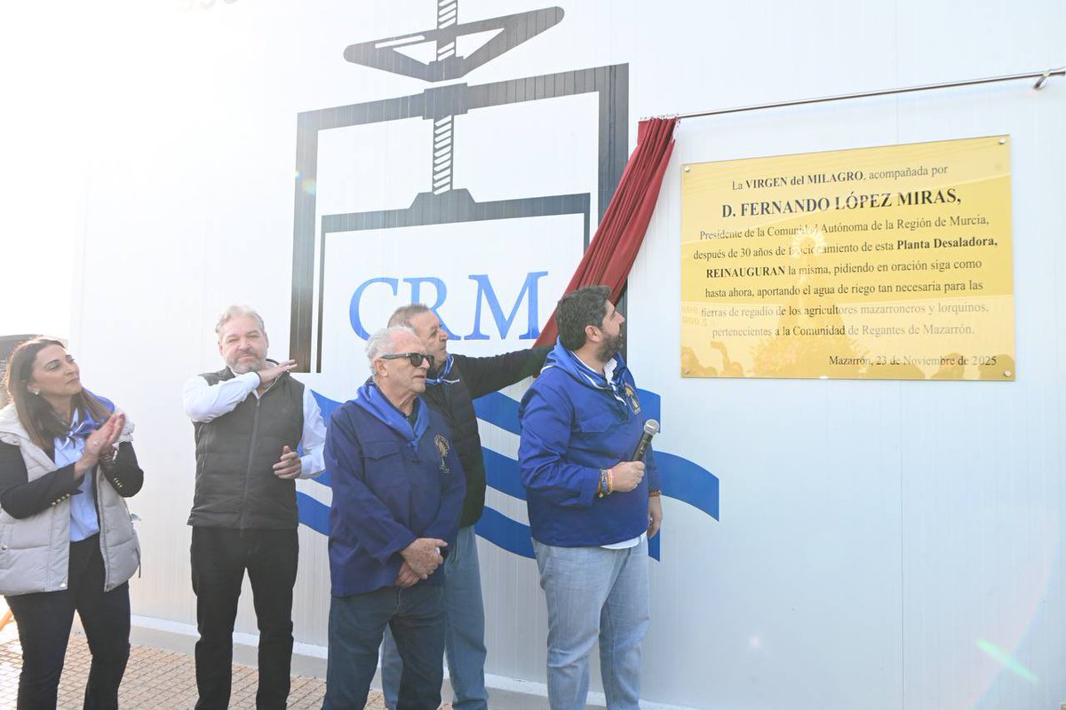 Los agricultores de la Comunidad de Regantes de Mazarrón llevan 30 años generando oportunidades en la #RegióndeMurcia. 

Hoy, coincidiendo con el 30 aniversario de la desaladora ‘Virgen del Milagro’, acompaño a los vecinos junto a la Virgen del Milagro. 

Gracias por el cariño.