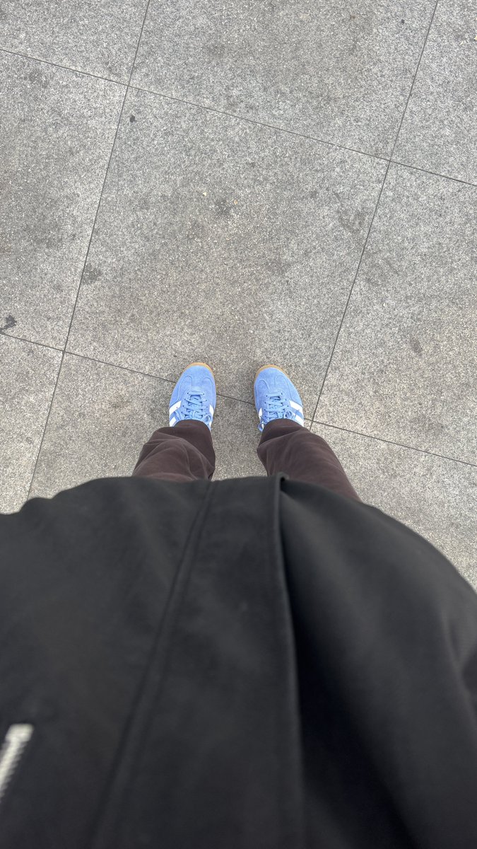 新鞋子亮亮的，希望慢点变脏