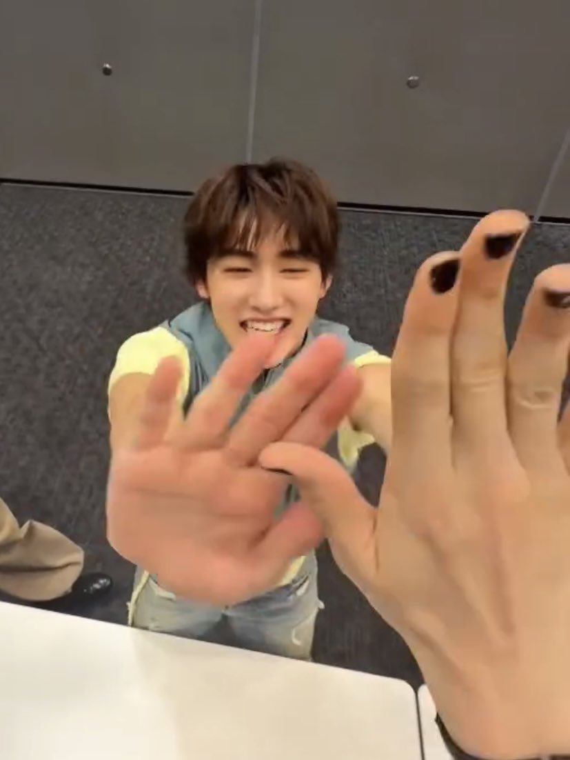 5OoooS's tweet image. 이날 이얼굴로    이행동한거  진짜만두개패고싶음