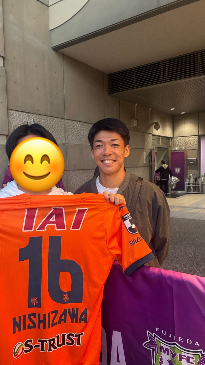 soccer_shizu's tweet image. 藤枝vs鳥栖の試合行ってきた！
#西澤健太 に久しぶりに会えたし、プレーも見れたし、本当に最高やった！
そして、まさかのまさかに試合後に健太くんから去年のユニにサインを貰って、写真も撮ってくれました！最高すぎた！
これからも応援してます！頑張ってください！ #サガン鳥栖 
＠nishiken_16