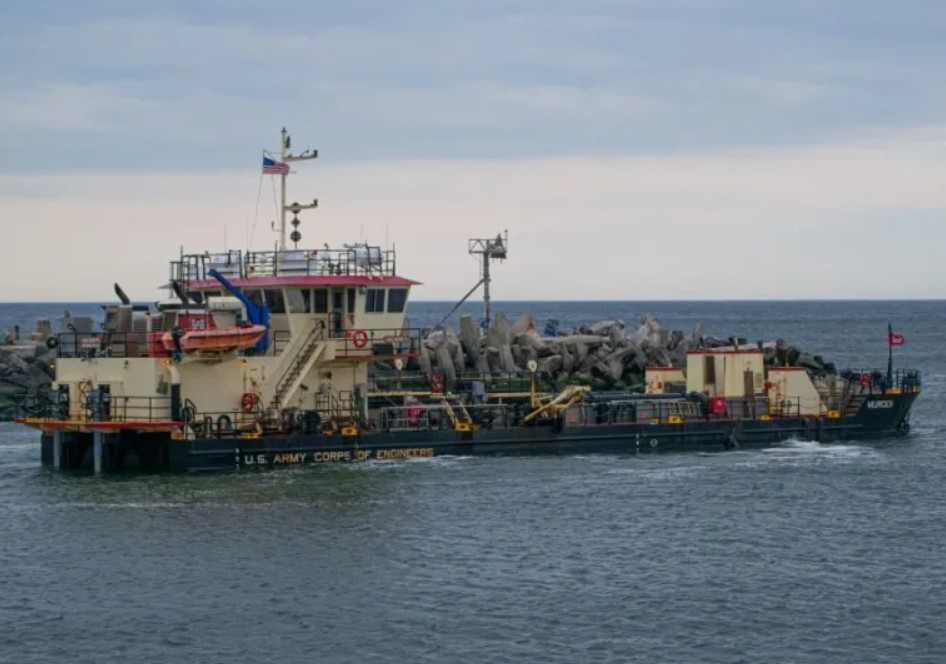 PHOTO OF THE DAY: Hopper #dredge Murden busy in Ocean City Inlet

dredgingtoday.com/2025/11/23/pho…