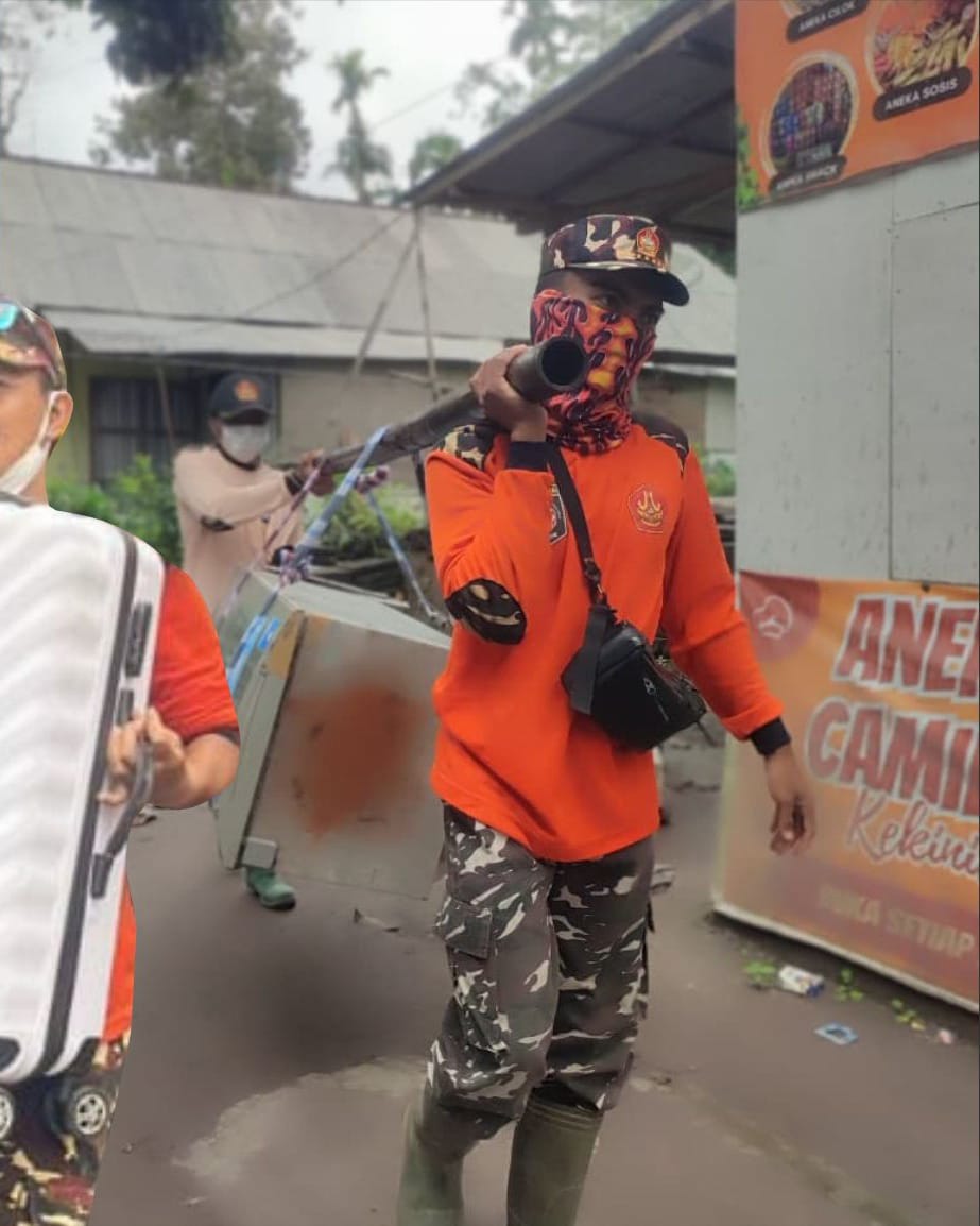makobanser's tweet photo. Banser Bantu Evakuasi Korban Erupsi Semeru

Banser Tanggap Bencana (BAGANA) Lumajang turun ke rumah-rumah warga membantu proses evakuasi akibat erupsi Gunung Semeru di Lumajang. 

Semoga para korban diberikan kekuatan dan lekas pulih. Buat para komandan yang berjibaku warga, semoga terus diberikan kesehatan.