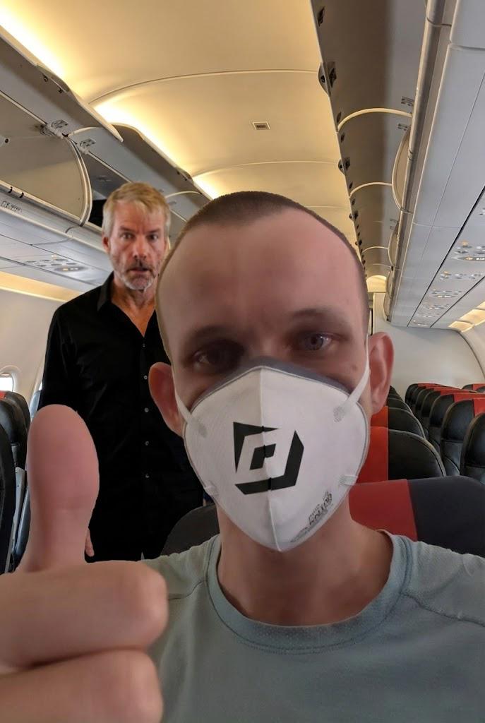 ameensol's tweet image. the @0xbowio team prepping our merch for devcon Mumbai like