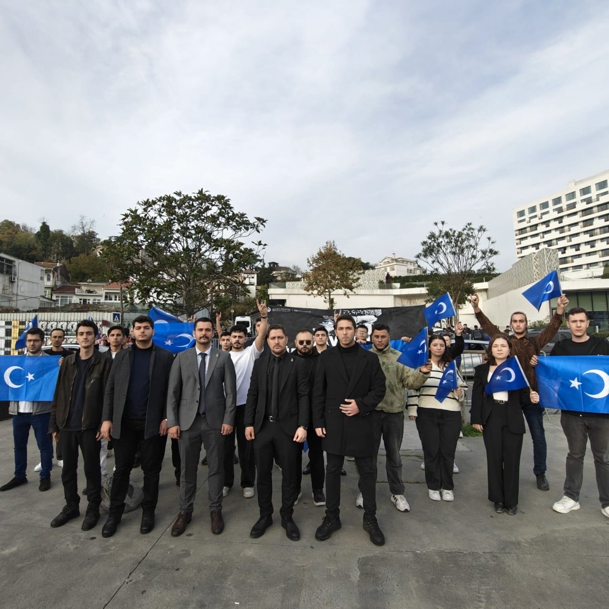 Zafer Partisi İstanbul Gençlik Kolları olarak, Doğu Türkistan’da yıllardır süren zulme karşı sesimizi duyurmak için bugün bir araya geldik ve Çin Konsolosluğu önünde basın açıklamamızı gerçekleştirdik.

Türk milletinin vicdanı bir kez daha konuşmuştur: Doğu Türkistan yalnız