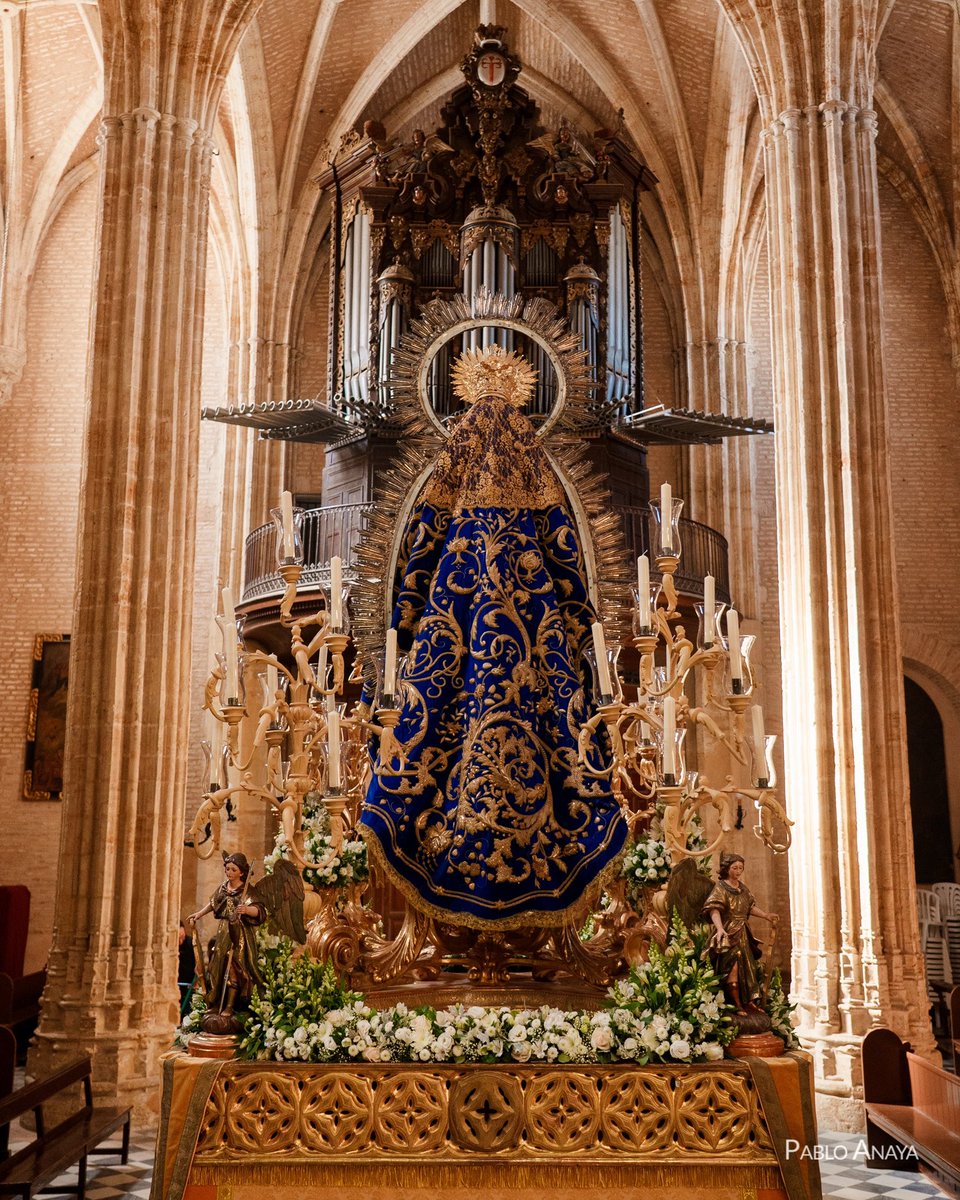 La Santísima Virgen del Socorro preside la nave central de la Parroquia de Santiago aguardando su Solemne Procesión de Alabanzas.