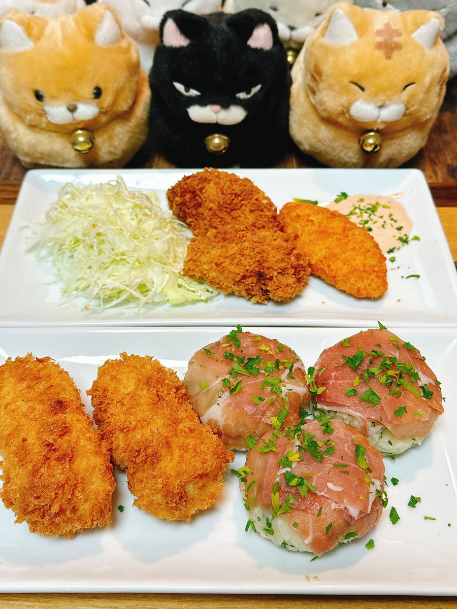 desmo_desmo_jp's tweet image. えっと🙄

生ハムとチーズのおにぎり🍙

と、揚げ物3品（クリームコロッケ、カキフライ、白身魚フライ🍤）

ちなみに🙄
生ハムおにぎりはフォロワーさんがツイートしてたものを真似っこしますたw😝

ﾏﾈｯｺ (ﾟдﾟ) ﾄﾞﾝﾄﾞﾝ

#OnigiriAction 
#酔っ払いクッキング🥃

x.com/tftjp/status/1…