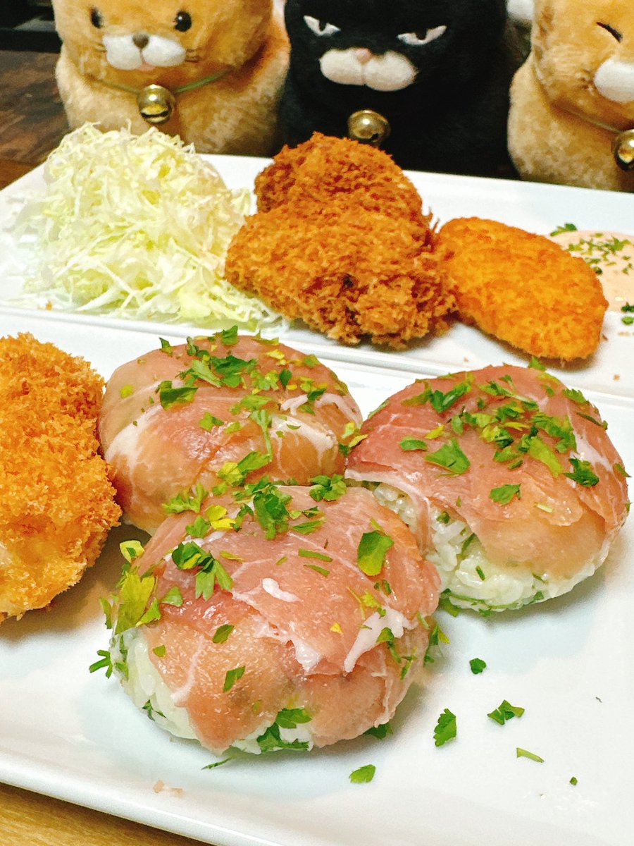 desmo_desmo_jp's tweet image. えっと🙄

生ハムとチーズのおにぎり🍙

と、揚げ物3品（クリームコロッケ、カキフライ、白身魚フライ🍤）

ちなみに🙄
生ハムおにぎりはフォロワーさんがツイートしてたものを真似っこしますたw😝

ﾏﾈｯｺ (ﾟдﾟ) ﾄﾞﾝﾄﾞﾝ

#OnigiriAction 
#酔っ払いクッキング🥃

x.com/tftjp/status/1…