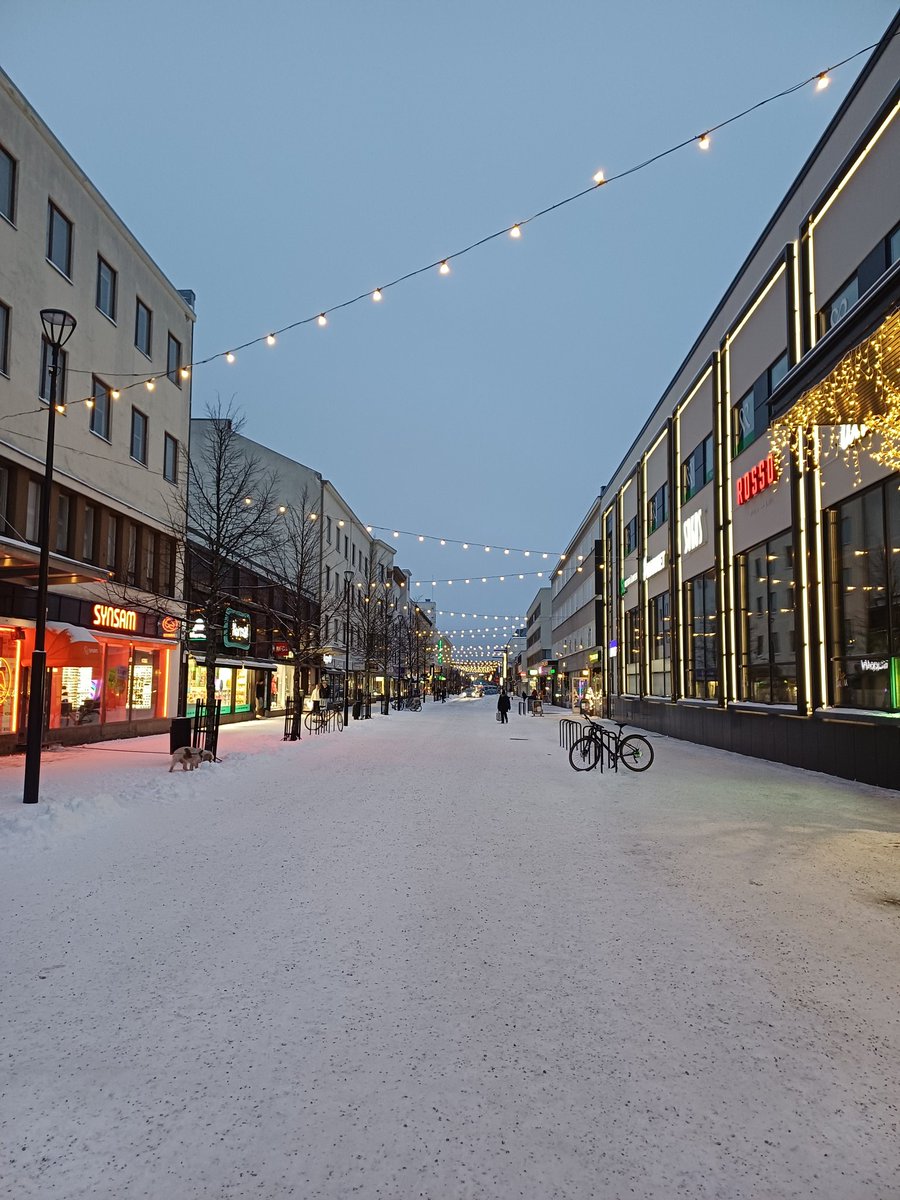 Kiva yönylireissu Kajaaniin heitetty. Yhteistä aikaa oman rakkaan siskon kanssa.  Sopivasti kauppoja, syömistä ja uimassa käytiin x 2. Semmoinen oli meidän pikkujoulureissu. Nyt Matka Kyllösen kyydillä kotiin. Kajaani on kiva paikka käydä.