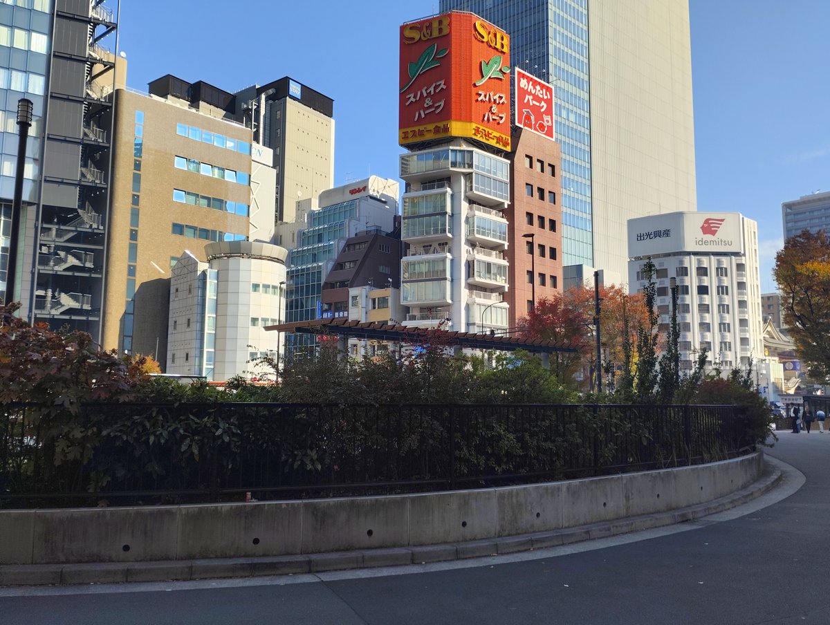 koubashimachi's tweet image. 銀座シネパトス 2010→2025

2014年に閉鎖し、地下街はそのまま地中へと埋め戻された。
かつての入口も痕跡も、もう地表には残らない。
それでも右奥のビルと、カーブを描いた敷地だけが、
この場所に映画館があった時間をかすかに伝える。

📷 2010年5月 &amp;amp; 2025年11月撮影：東京都中央区・三原橋