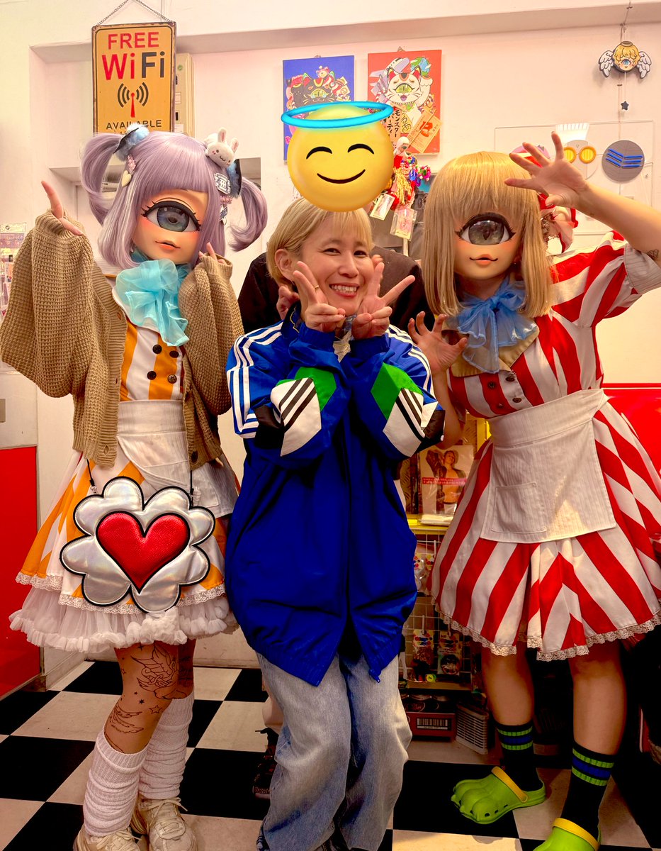 本日の締めはモンスターパーティ🎈
常連さんのお誕生日🎂お祝いしたりみなさんとお話させてもろて楽しかった🙏
ぼうや氏がヒコノちゃんに惑わされてて最高だった😂可愛かったなぁ…もなかプロは安定しておもしろ大好きすぎ😂✨
いつもありがとうございます🙏
あとテーブルにたねマンがいてくれた😂