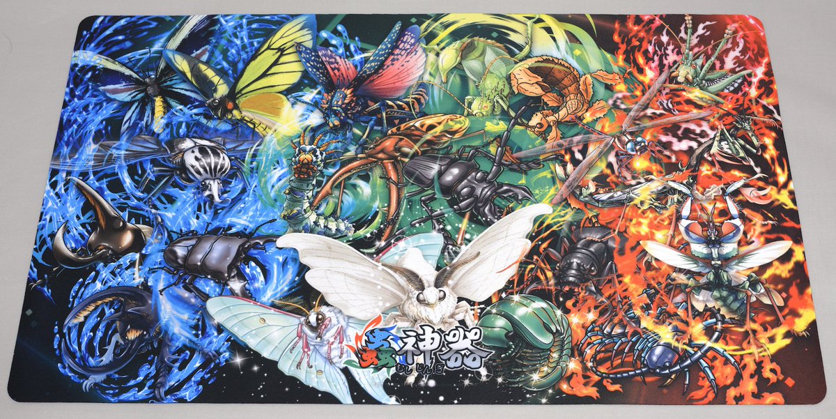 こちらはレジェンド虫大集合プレイマットです。とってもかっこいいです