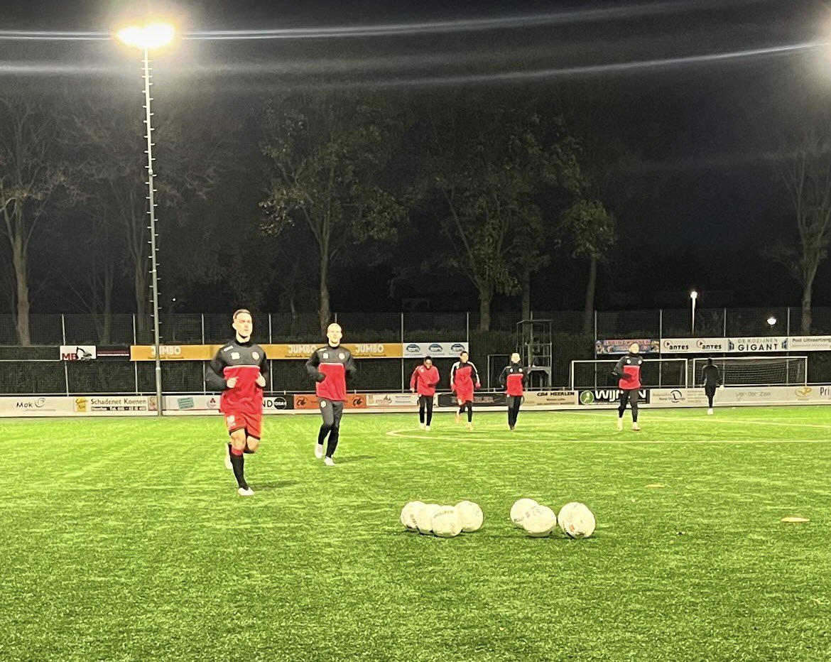 1Stedoco's tweet photo. VERSLAG!
SteDoCo had goede zaken kΓΊnnen doen, maar het werd een teleurstellende avond in Heerlen.
Onze kalme correspondent was erbij. ππ΄β«οΈ #groste
https://t.co/Uq11PYuUqw https://t.co/UQc8IcLpkP