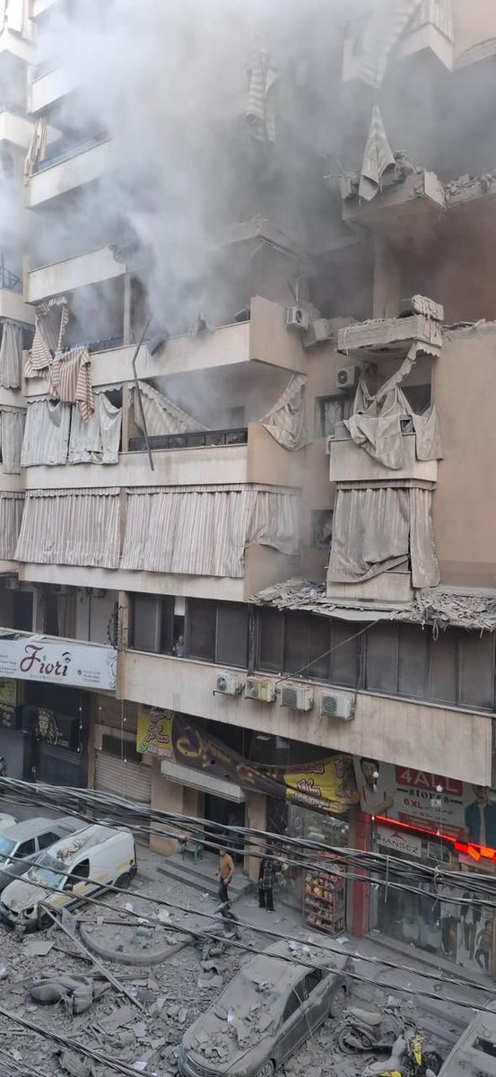 AhmedAlrihawi's tweet image. إسرائيل تستهدف هيثم علي طباطبائي، قائد الجناح العسكري لحزب الله، بغارة على شقة سكنية في حارة حريك بالضاحية الجنوبية لبيروت.

- طباطبائي يعدّ الرجل الثاني في حزب الله حالياً
- من مواليد بيروت 1968 من أب إيراني وأم لبنانية

- كان قائدًا لقوة الرضوان التابعة لحزب الله، وقاد القوة في…