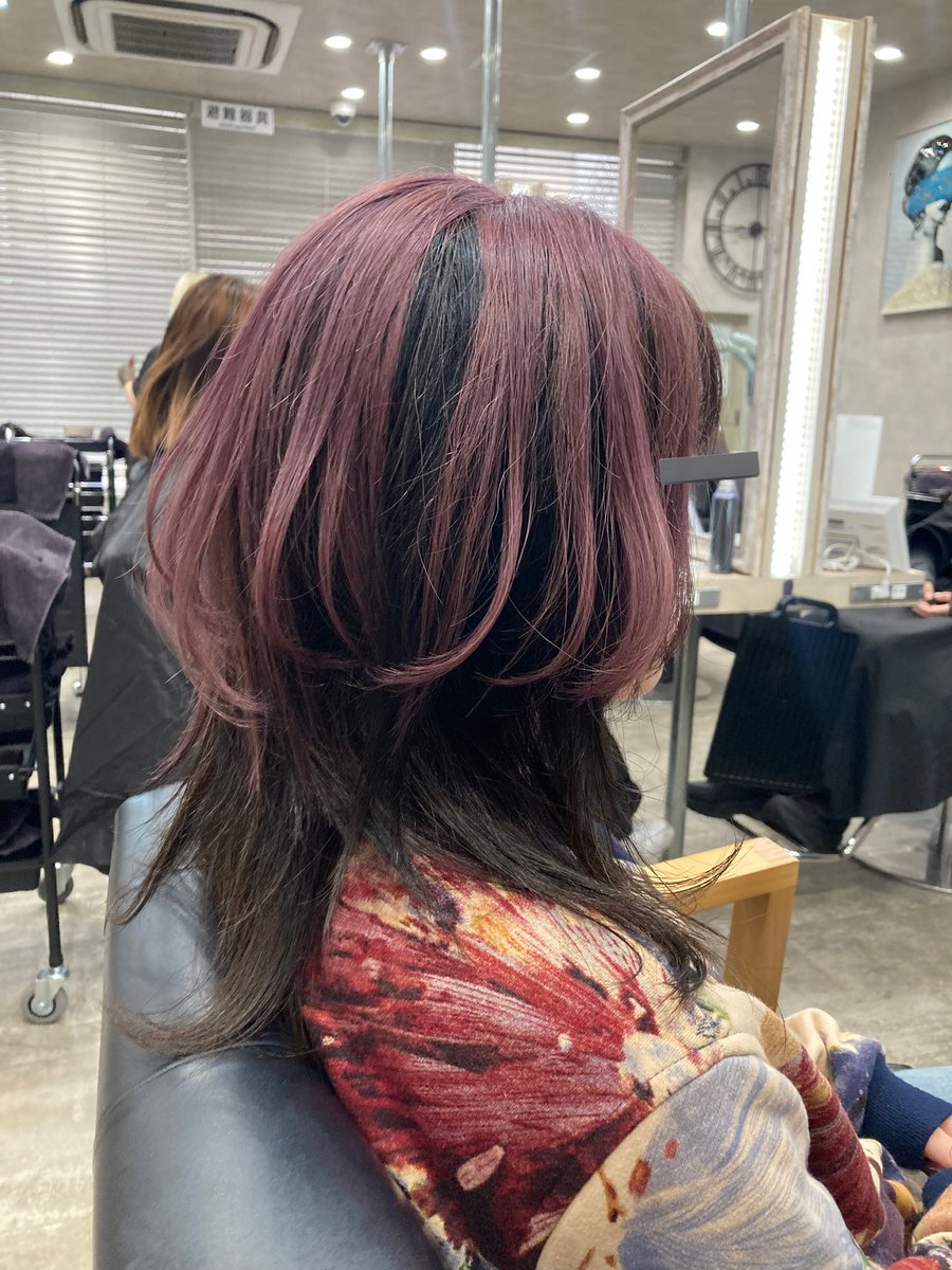 Miyuki_Ucchy's tweet photo. 美容院行くタイミング他に無く思い立って行って来た💇
青とか寒色が好きだと言っておきながら急な赤紫!٩( ᐛ )و笑
内山は似合わないのに(巻いてる女子には憧れるw)担当の美容師さん仕上げにくるくるさせがち🌀要らないですとか言えないけど🤫笑
#TrueCreation https://t.co/LPGAD0aXpP