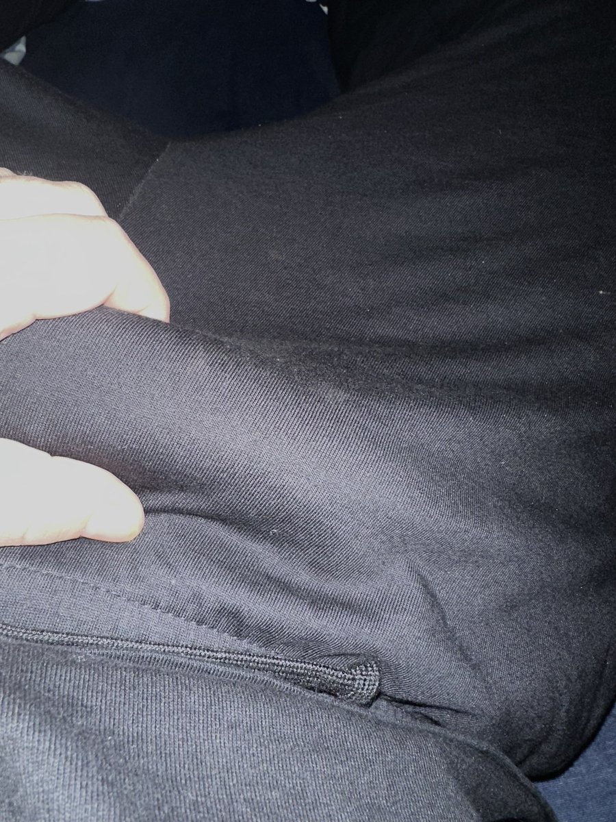 DutchSimonX's tweet photo. Nu nog alles aan 😬

#dutchgay #gaybear #bulge https://t.co/J0smVlIpSU