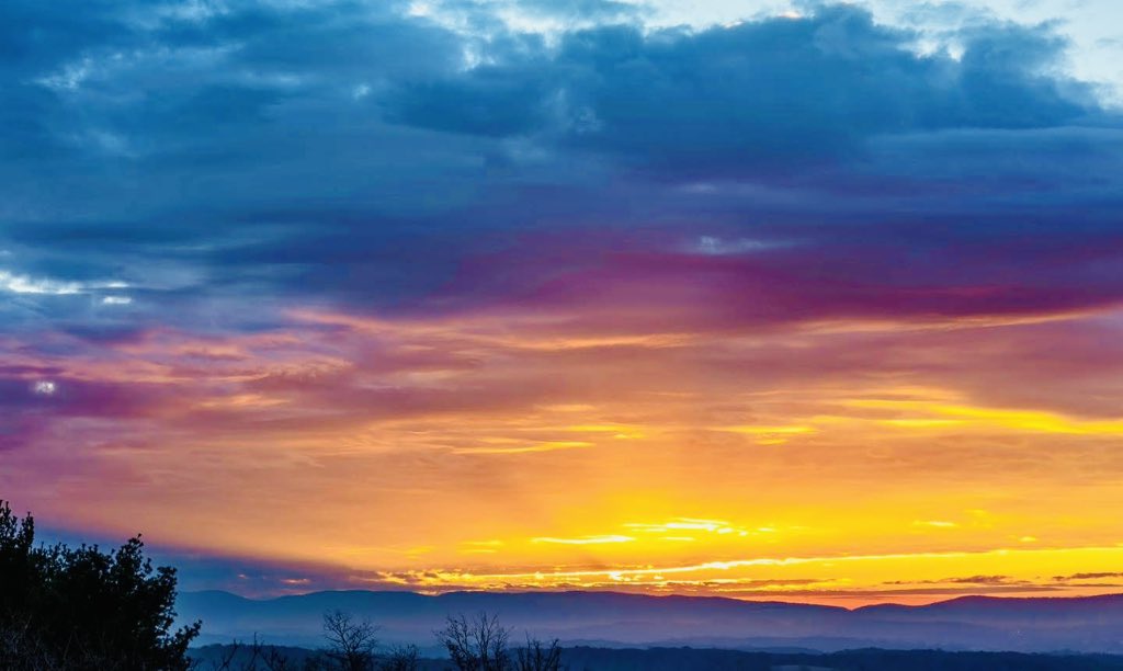 JoshFitzWx's tweet image. One of the things I do miss about living in Virginia is having the Blue Ridge Mountains basically in my backyard: sunrise over them from the Shenandoah Valley. ⛰️ 🌅