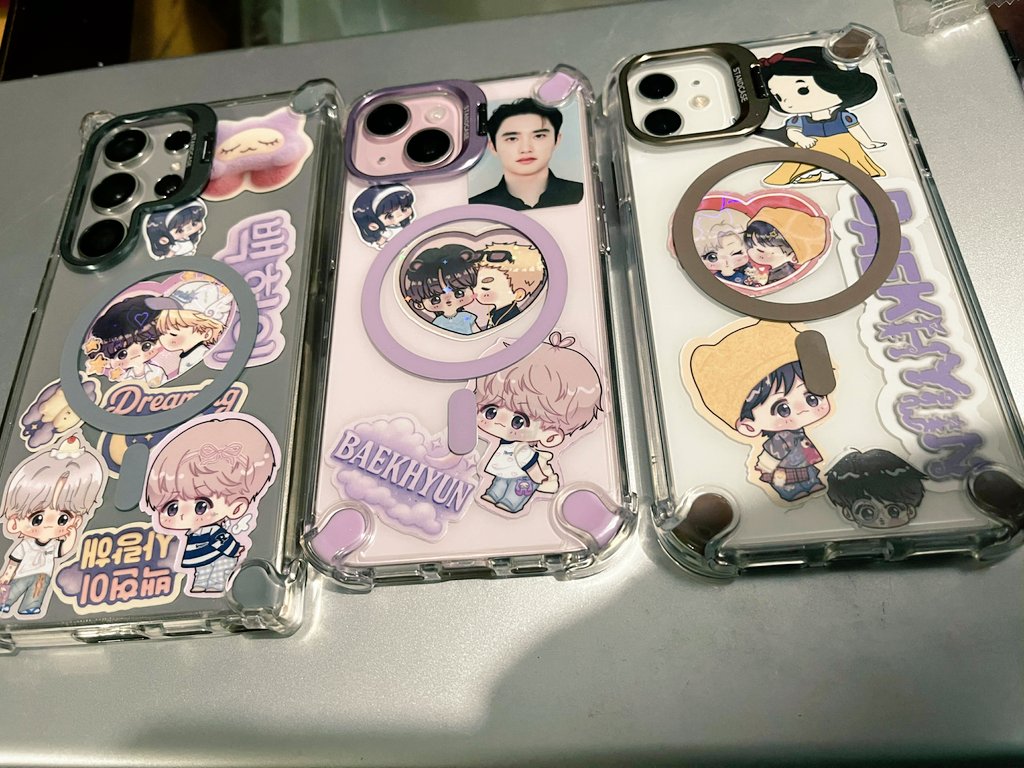 Cy_rowsse's tweet image. Enjoying my clear cases so i can put the stickers. 💓
art by @PcyMia

PS:
di ko po matandaan sino nagbigay skn ng ibang stickers na nasa back ng phone ko ngaun during reverie in Manila. 😔
