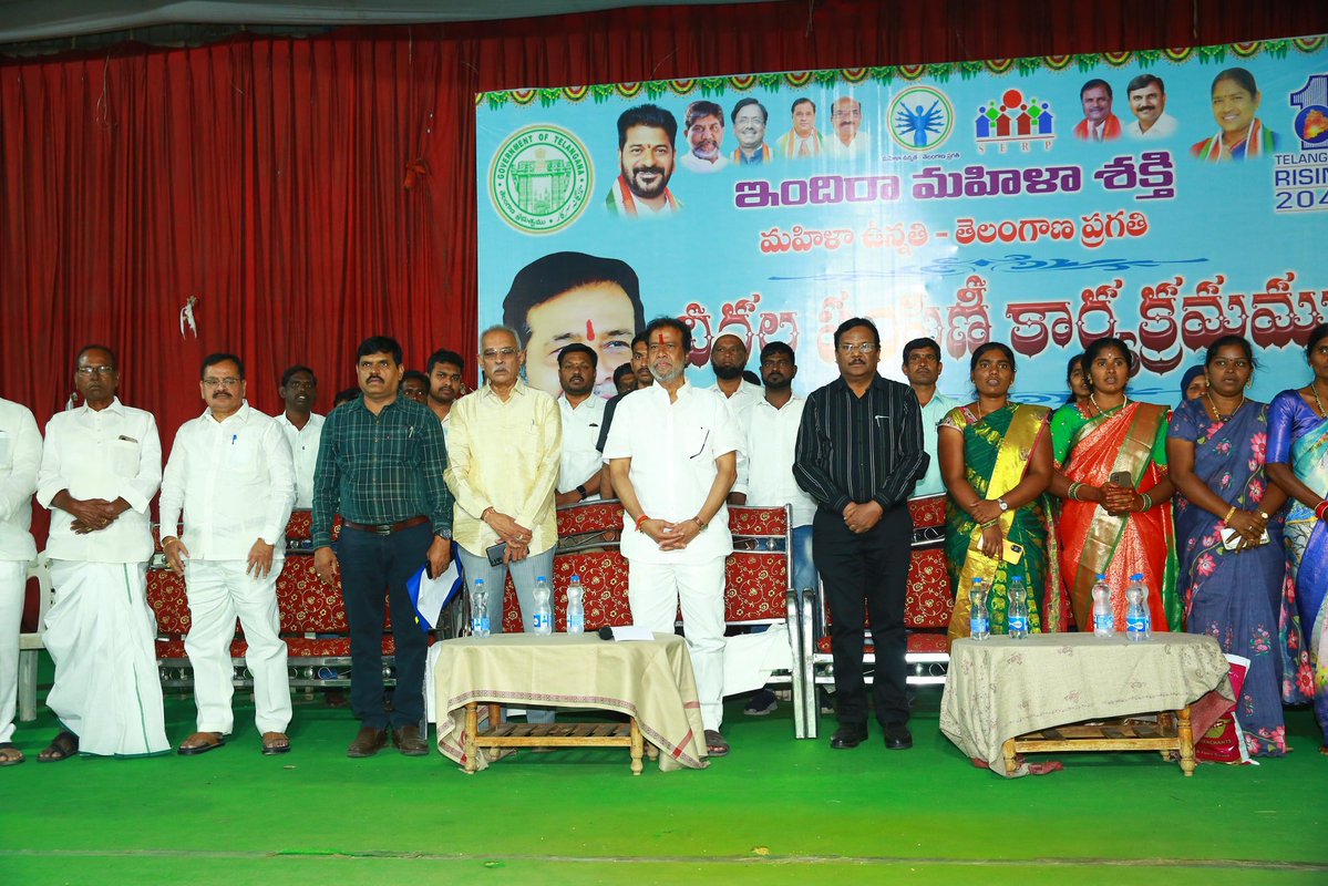 DamodarCilarapu's tweet image. మహిళా సాధికారతకు మరో అడుగు… ఆందోల్ డివిజన్‌లో ఘనంగా ఇందిరమ్మ చీరల పంపిణీ

సంగారెడ్డి జిల్లా ఆందోల్ డివిజన్‌లోని సంగుపేట్  లక్ష్మీదేవి గార్డెన్‌లో ఇందిరా మహిళా శక్తి – మహిళా ఉన్నతి తెలంగాణ ప్రగతి చీరల పంపిణీ కార్యక్రమం ఆదివారం ఘనంగా జరిగింది.  కోలాటాలతో మహిళలు స్వాగతం పలకగా, ఈ…