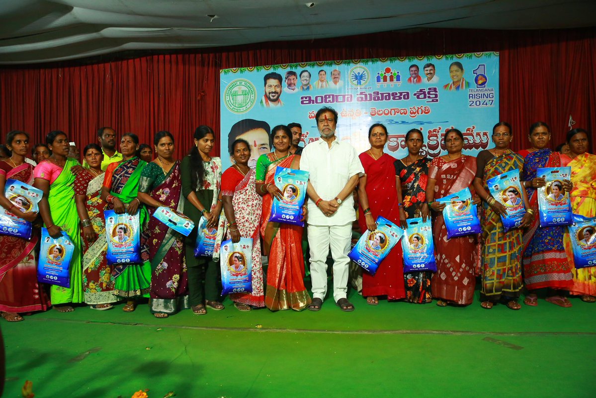 DamodarCilarapu's tweet image. మహిళా సాధికారతకు మరో అడుగు… ఆందోల్ డివిజన్‌లో ఘనంగా ఇందిరమ్మ చీరల పంపిణీ

సంగారెడ్డి జిల్లా ఆందోల్ డివిజన్‌లోని సంగుపేట్  లక్ష్మీదేవి గార్డెన్‌లో ఇందిరా మహిళా శక్తి – మహిళా ఉన్నతి తెలంగాణ ప్రగతి చీరల పంపిణీ కార్యక్రమం ఆదివారం ఘనంగా జరిగింది.  కోలాటాలతో మహిళలు స్వాగతం పలకగా, ఈ…