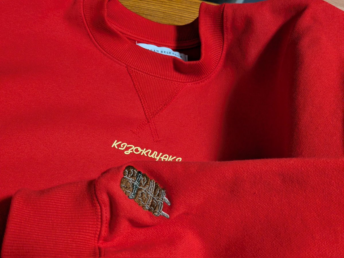 dokupe_meito's tweet image. アーバンリサーチの鳥貴族コラボ、裏起毛で暖かいし袖に貴族焼きも付いててお得