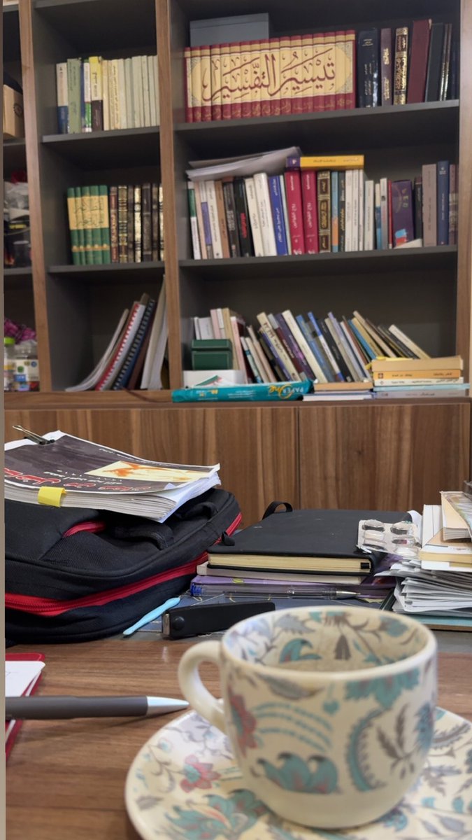 كل كتاب في #مكتبتي مشروع لتحرير العقل وكل ورقة مبعثرة دليل على أنني ما زلت #أفكّر… وما زلت أرفض أن أكون نسخة مكررة من أحد.