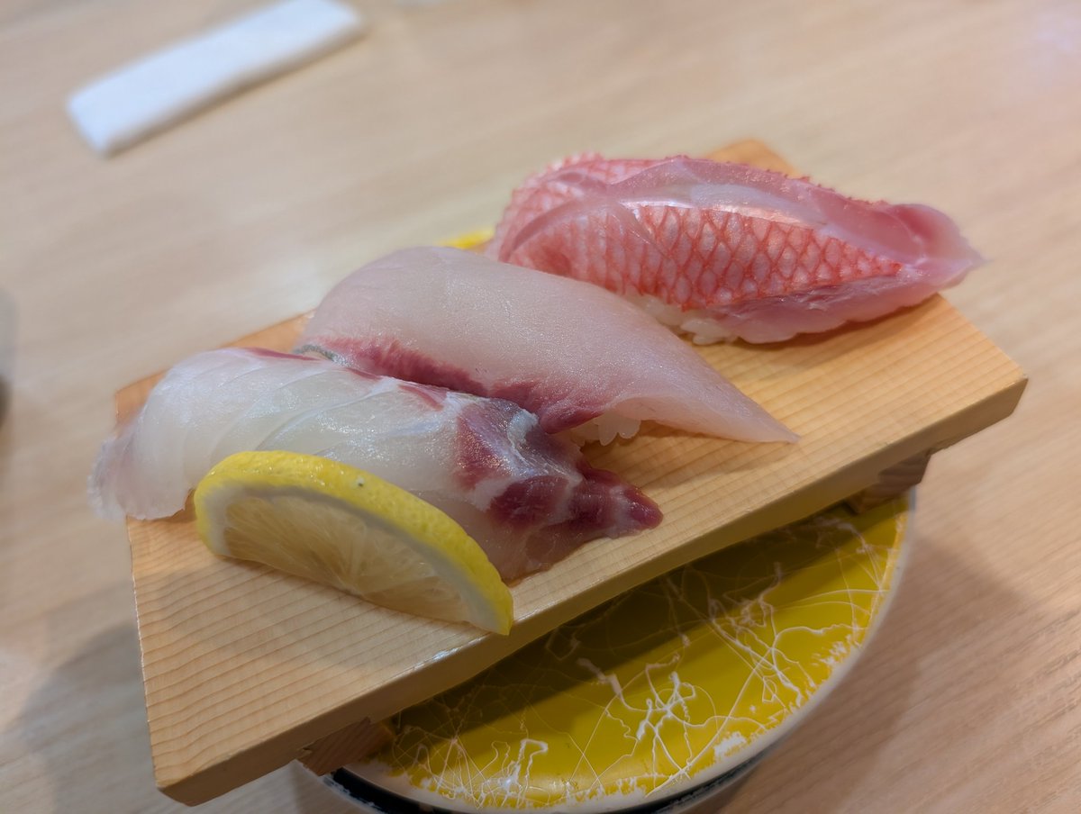 昨日は良い夫婦の日と、娘の歌の発表会ということでお寿司！
娘の歌は堂々としたもんで、ただただすごいなぁと思って見てました！
そして寿司はただただ美味しかった！