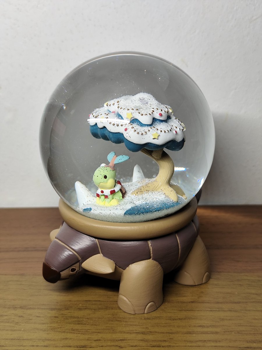 この前ポケセンで買った、 ドダイトスとナエトルのスノードームが