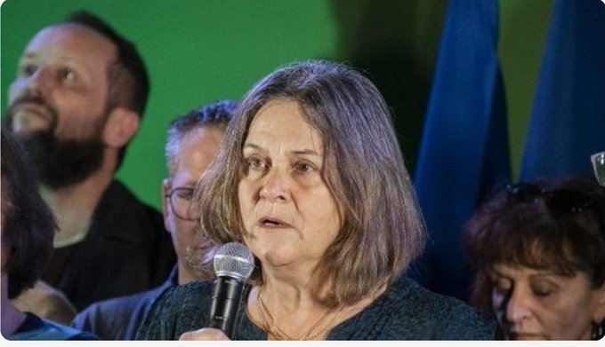 IvaMasson2030's tweet image. Dominique Voynet, gavée à 10 000€/mois pour saboter notre nucléaire, revient à l’Assemblée avec 60 % des voix. Les Français élisent leurs propres bourreaux et applaudissent pendant qu’ils se ruinent en factures d’électricité. Misérable.