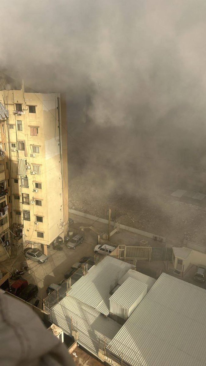 bashar__asad's tweet image. نداء إلى شبيحتي السابقين في بيئة حزب الله القذرة .. أعرف تماما أنكم مشغولين بقياس كم متر تقدمت الدوريات الإسرائيلية في القنيطرة على الحدود الفاصلة لكن فقط أردت اخباركم أن إسرائيل قامت قبل قليل بقصف الضاحية الجنوبية واستهدفت أكبر قيادي عسكري (متبقي) في حزب الله .. الآن بإمكانكم…