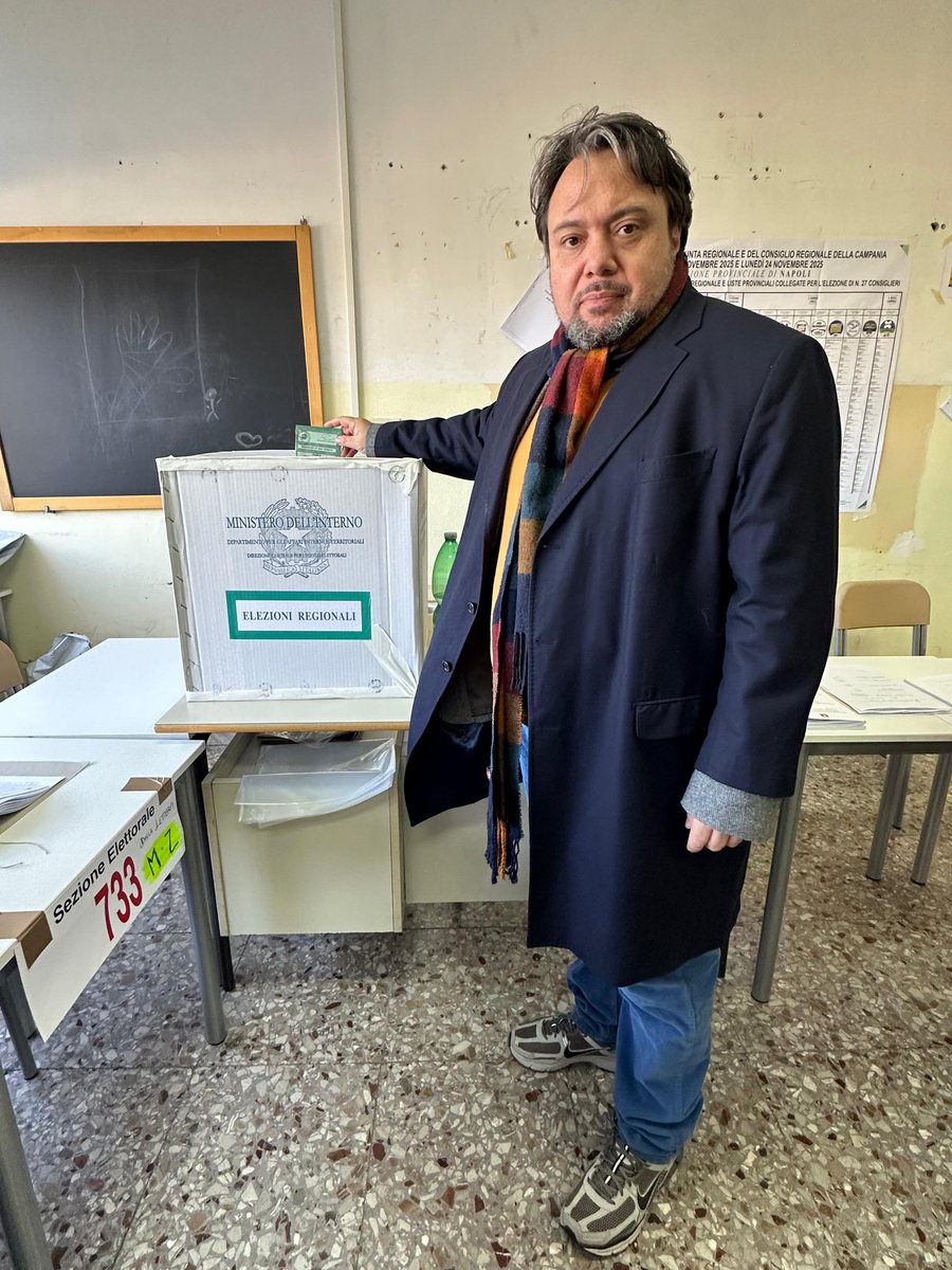 È stato davvero emozionante votare oggi.  
Mi ha riportato al 2010, quando per la prima volta votai Movimento 5 Stelle alle regionali in Campania. Anche allora il mio voto andò a Roberto Fico.  
Oggi, dopo 15 anni, ho votato ancora una volta per lui, candidato Presidente della