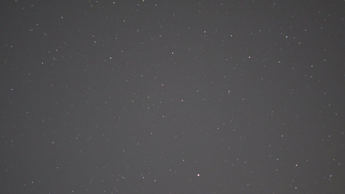 M0JEC's tweet image. Trying to capture #comet #swan, direct from the camera, processed and cropped, not sure if there is a smudge where the comet should be but in the processed version you can just make out #Jupiter and #Neptune? Only a few pixels of each though.