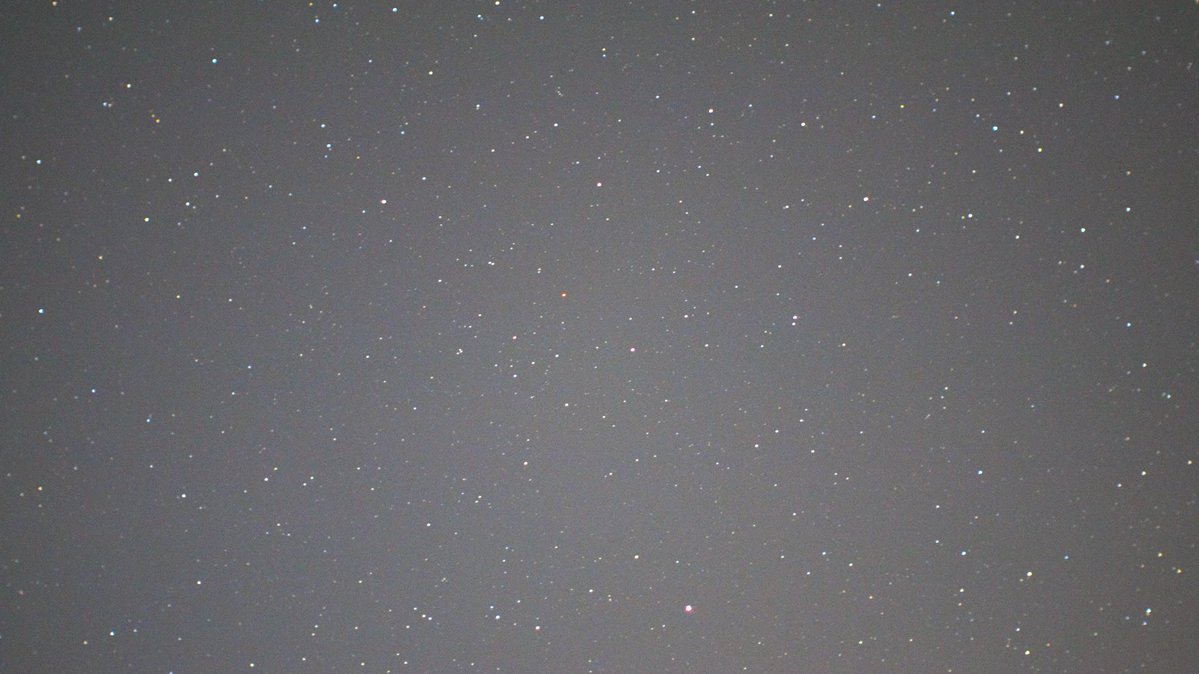 M0JEC's tweet image. Trying to capture #comet #swan, direct from the camera, processed and cropped, not sure if there is a smudge where the comet should be but in the processed version you can just make out #Jupiter and #Neptune? Only a few pixels of each though.