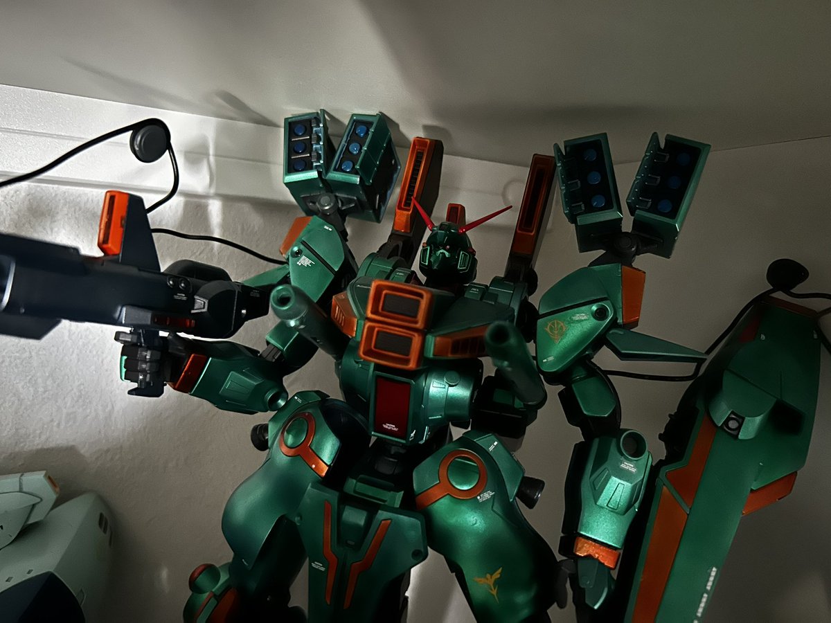 サイコガンダムマークIIの紫以外のとこ何色にしよとか悩んでたけどMGマーグファイブみたいにアイスシルバーでやればええやんて思った。
簡易量産機やもんねドーベンウルフ。

最近マーグファイブ系ばっか作ってんな‥