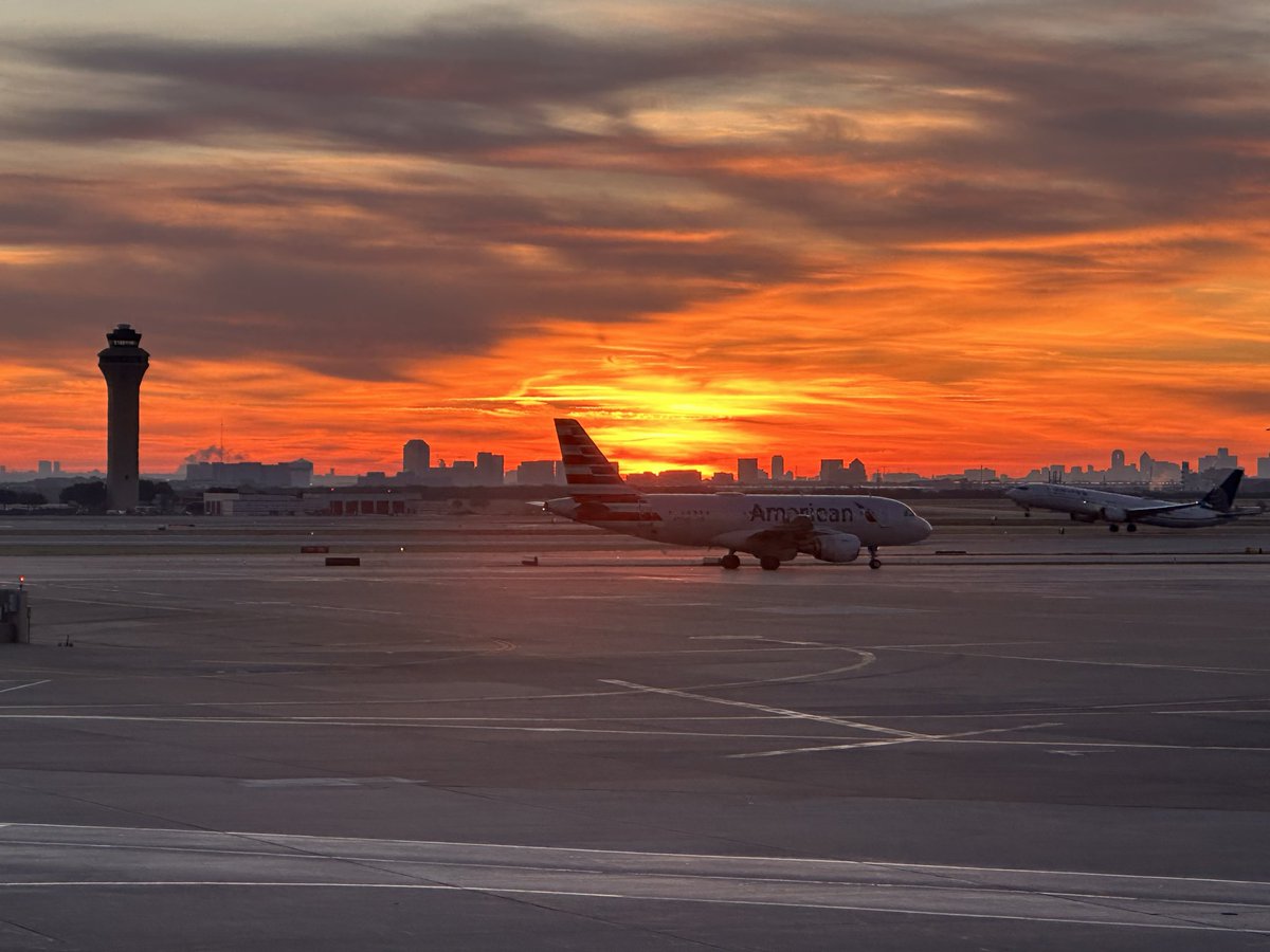 Helgatina's tweet photo. @DFWAirport Just took this while meeting the Hawaii aircraft in. Wow!! ☀️🌞🕶️ https://t.co/4LTEokIM9k