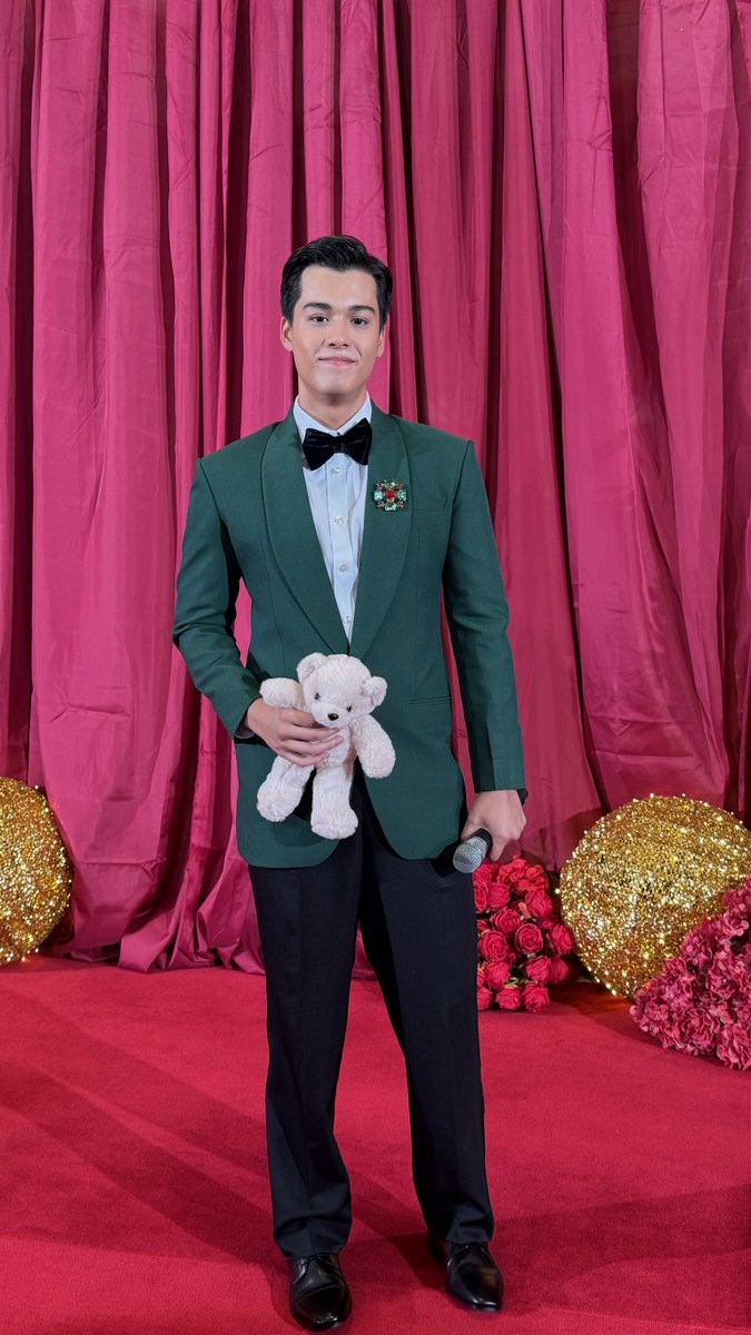 myxglobal's tweet photo. Sleighing the night away! 🎅💃

VJ Robbie and Shanaia deliver the holiday joy as they host Star Magical Christmas 2025’s Red Carpet! ✨

#StarMagicalChristmas2025 #SleighTheNight https://t.co/Cwz9mzZwqV