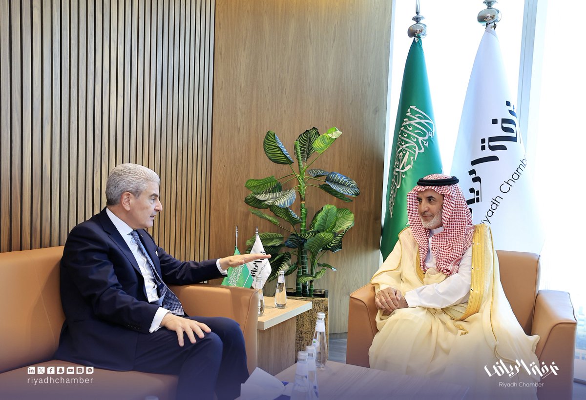 استقبل رئيس مجلس إدارة #غرفة_الرياض المهندس عبدالله بن عبدالرحمن العبيكان اليوم معالي وزير الصناعة اللبناني المهندس جو عيسى الخوري، ورئيس جمعية الصناعيين اللبنانيين السيد سليم الزعني.
وبُحثت خلال اللقاء فرص تعزيز التعاون بين قطاعي الاعمال بالبلدين.