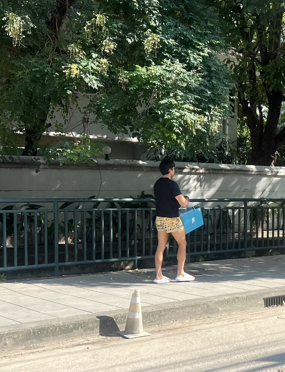 LoveNYLoveNY's tweet image. เจอณเดชน์ได้ทุกที่ แฟนพี่ญ่าหล่อมากกกกก กางเกงsexy  😁🤩