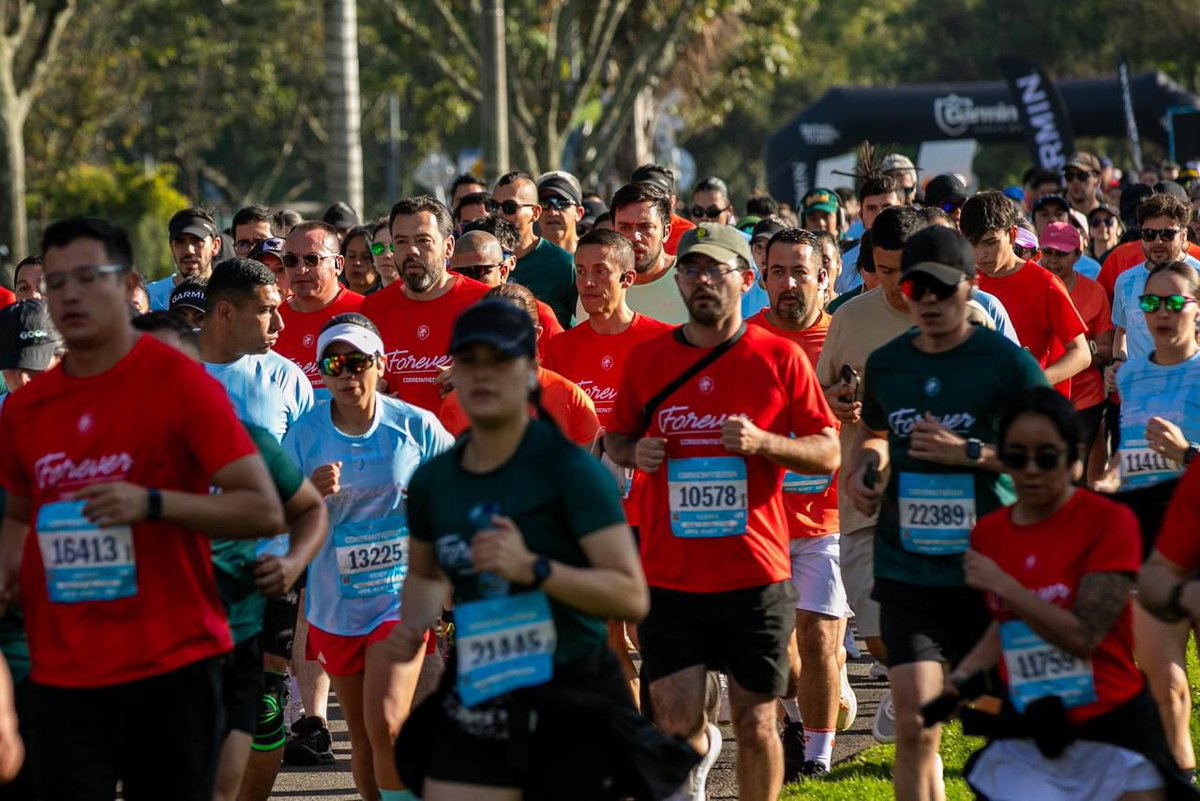 #AEstaHora el alcalde <a href="/CarlosFGalan/">Carlos F. Galán</a> participa en #CorreMiTierra, el festival de running y música que llena de energía el Parque Simón Bolívar. Miles de corredores disfrutan distancias de 21K, 15K, 10K y 5K.